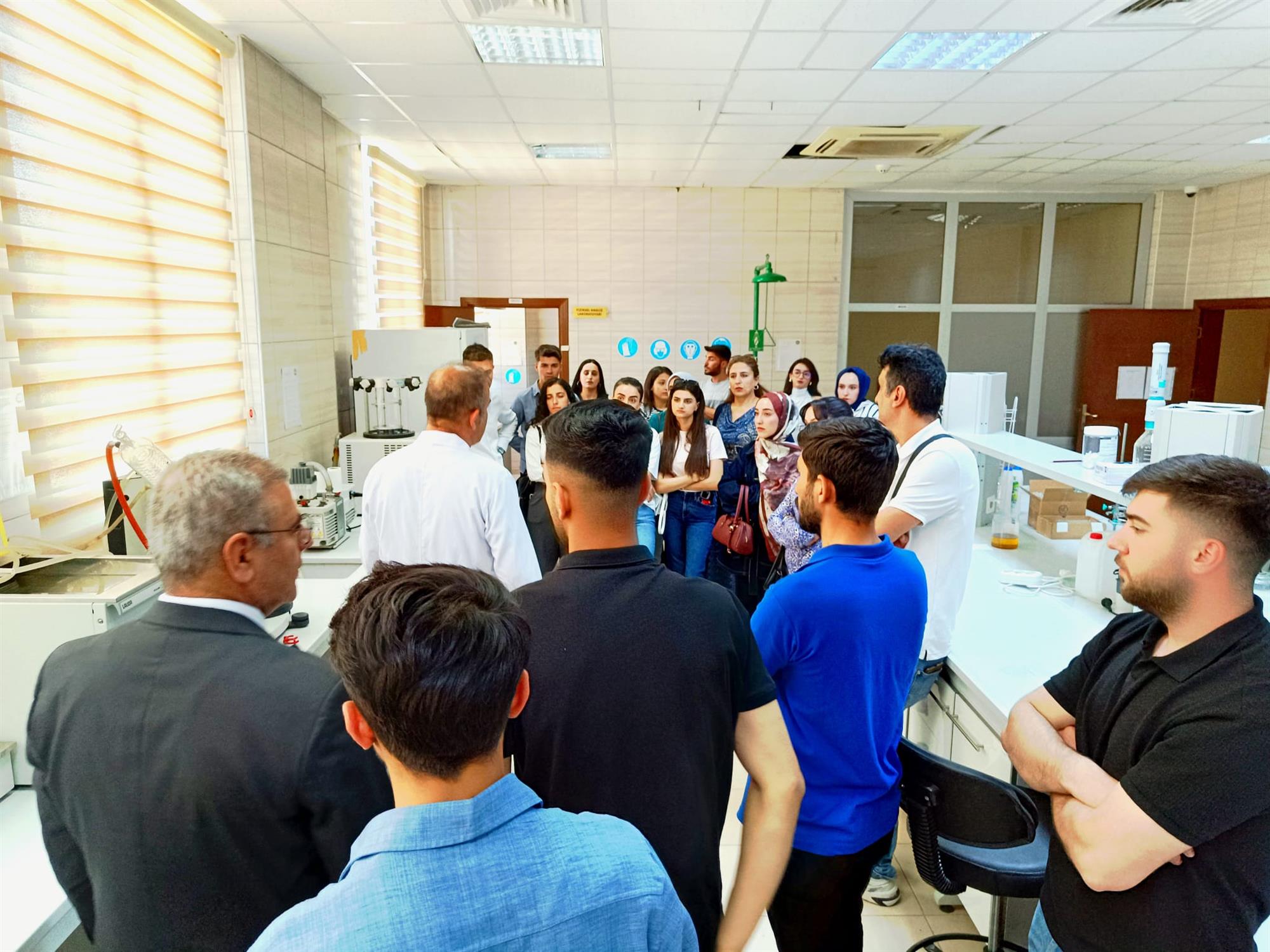 Üniversitemiz Kimya Bölümü ve Gıda Bölümü öğrencileri araştırma merkezimizi ziyaret ettiler